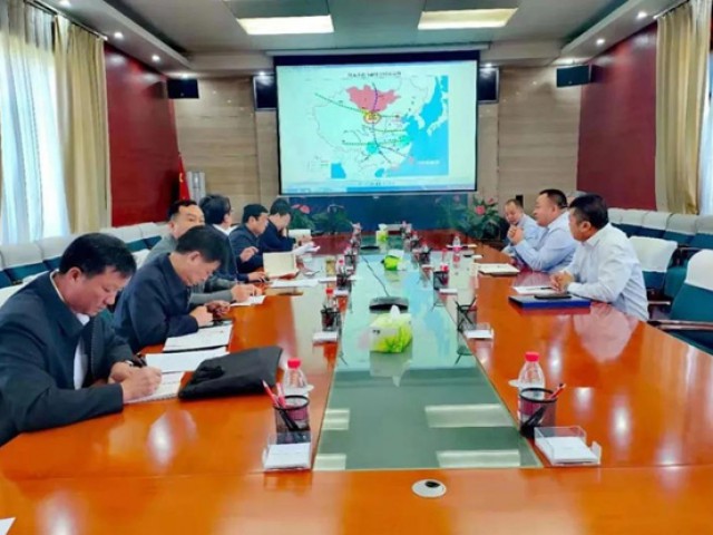 阿拉善萬創(chuàng)礦業(yè)關(guān)于投資建設(shè)烏力吉口岸-中衛(wèi)鐵路線及配套“一園四區(qū)”項(xiàng)目交流會(huì)正式召開