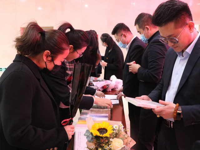 花漾女神節(jié) 書香能致遠(yuǎn) | 萬創(chuàng)集團(tuán)開展“三·八”國(guó)際勞動(dòng)?jì)D女節(jié)活動(dòng)